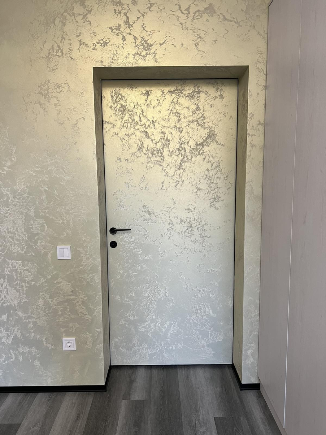 Приховані двері